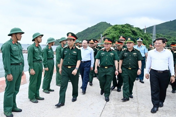 Đại tướng Phan Văn Giang, Bộ trưởng Bộ Quốc phòng, cùng đoàn công tác, thăm, kiểm tra tại đảo Trần.