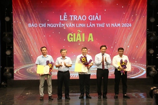 Lãnh đạo tỉnh Hưng Yên trao giải A cho các tác giả.