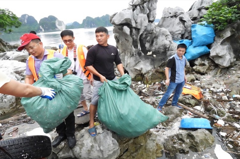 Phó Chủ tịch thường trực Hội nhà báo tỉnh Quảng Ninh Đỗ Ngọc Hà (mũ đỏ) thu gom phao xốp cùng các phóng viên.