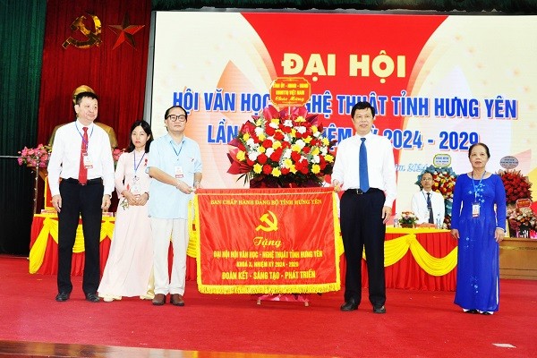 Phó Bí thư Thường trực, Chủ tịch HĐND tỉnh Hưng Yên Trần Quốc Toản (bên phải), chúc mừng đại hội.