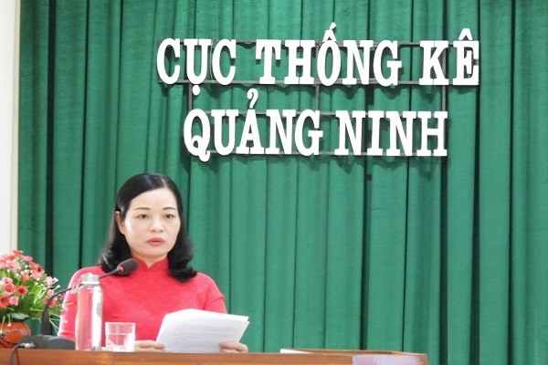 Phó cục trưởng phụ trách Cục thống kê tỉnh Quảng Ninh Ngô Thị Vân công bố số liệu thống kê về kinh tế - xã hội 6 tháng đầu năm.