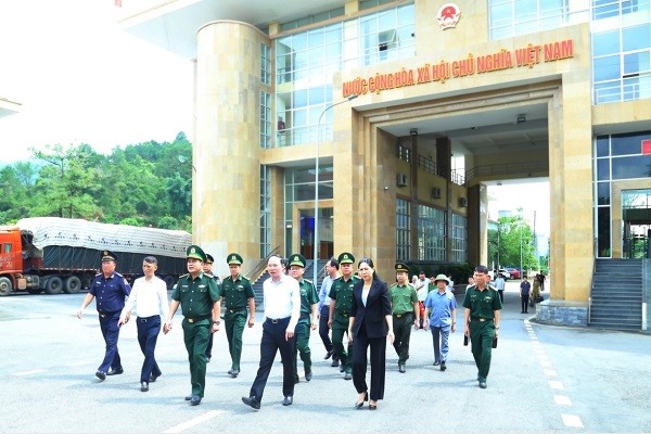 Bí thư, Chủ tịch HĐND tỉnh Quảng Ninh Nguyễn Xuân Ký, cùng đoàn công tác kiểm tra tại cửa khẩu Hoành Mô (Bình Liêu).
