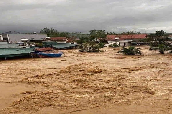 Nước tràn vào các khu dân cư tại huyện Tiên Yên.