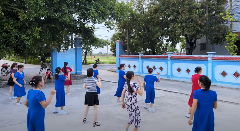 Các buổi nhảy múa thường do những người ít hoặc không được đào tạo chuyên nghiệp về múa tổ chức.