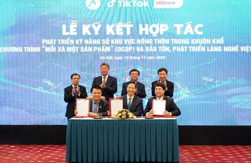 Lễ ký kết hợp tác