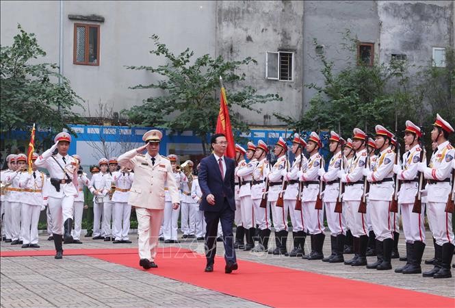 Chủ tịch nước Võ Văn Thưởng đến thăm Bộ Tư lệnh Cảnh vệ. Ảnh: Thống Nhất/TTXVN 