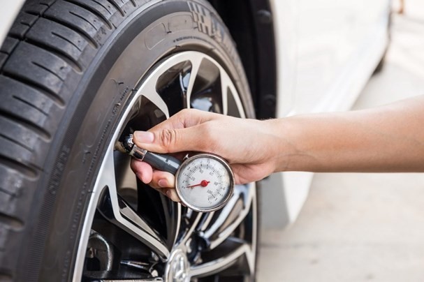 Điều chỉnh áp suất lốp xe thế nào khi di chuyển trên mặt đường nóng? 
