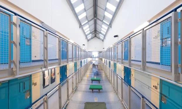 Khoảng 65% số nhà tù ở vùng England và xứ Wales đang bị quá tải. (Ảnh: Guardian) 