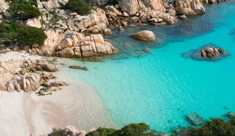 Một trong những bãi biển trên đảo Sardinia. (Ảnh: Euro News) 