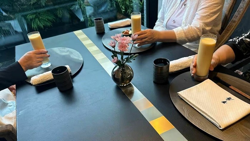 Khách ăn chay tại khách sạn Kahala ở Yokohama uống nước trái cây và ăn mận ngâm như một bữa ăn. (Ảnh: Nikkei Asia) 