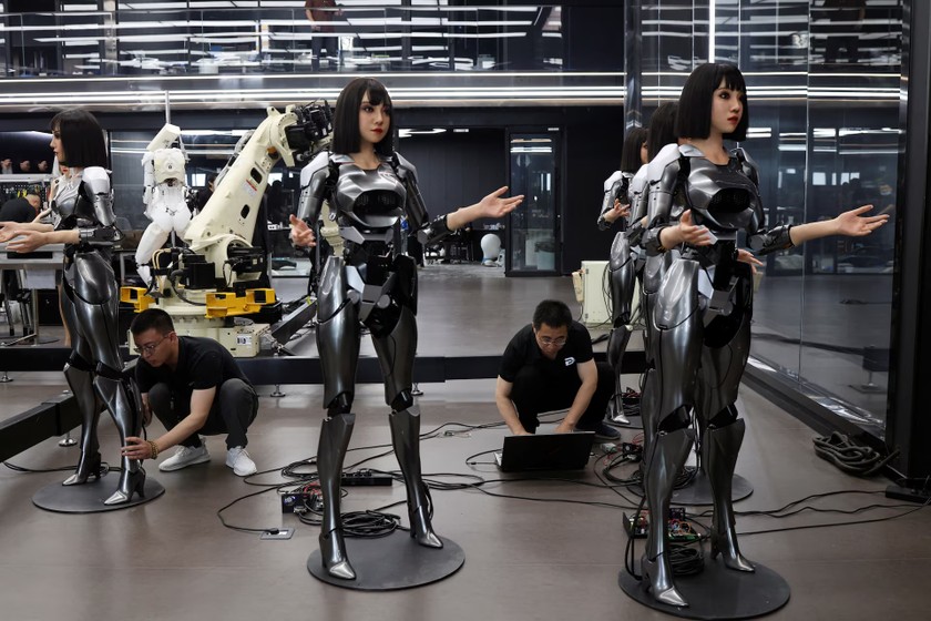 Nhân viên làm việc trên robot hình người tại văn phòng của Ex-Robots ở Đại Liên, Trung Quốc.