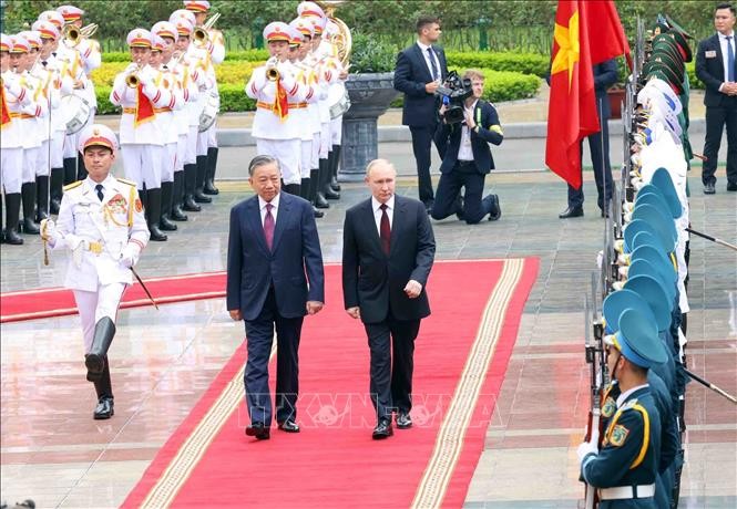 Chủ tịch nước Tô Lâm và Tổng thống Liên bang Nga Vladimir Putin duyệt Đội danh dự Quân đội nhân dân Việt Nam tại Lễ đón chính thức. Ảnh: Phạm Kiên/TTXVN