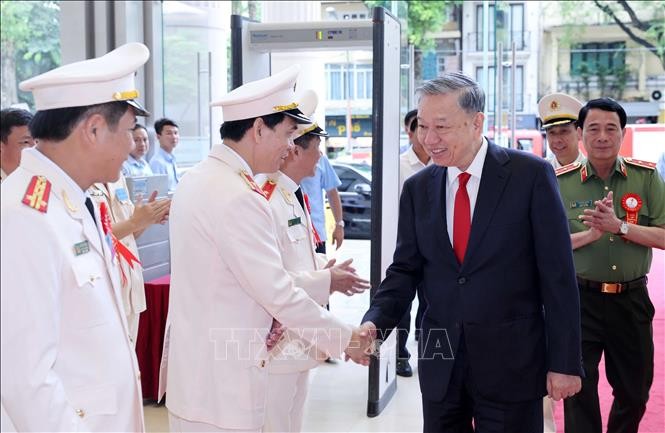 Chủ tịch nước Tô Lâm với lãnh đạo Cục Kỹ thuật nghiệp vụ (Bộ Công an). Ảnh: Nhan Sáng/TTXVN