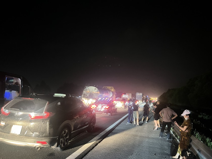 Nửa đêm, người dân vẫn nghẹt cứng trên cao tốc HN - HP (Ảnh: Xuân Dần)