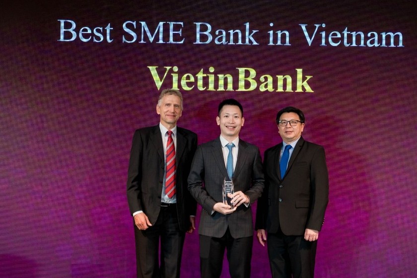 Giám đốc Ban KHDN Vừa và nhỏ Lê Thanh Phương đại diện VietinBank nhận giải thưởng.