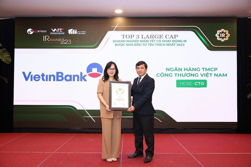 Đại diện VietinBank nhận giải thưởng Top 3 Doanh nghiệp niêm yết có hoạt động quan hệ nhà đầu tư yêu thích nhất 2023