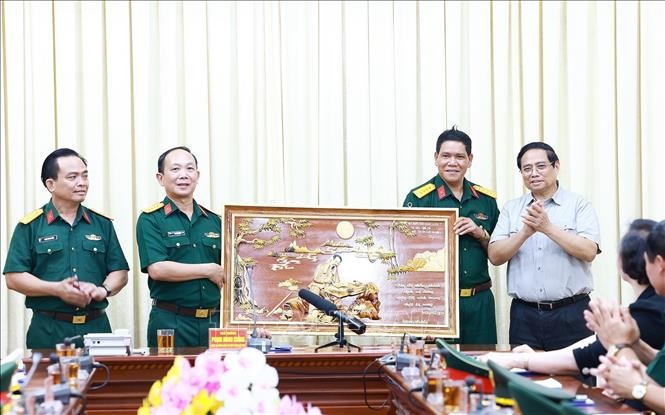 Thủ tướng Phạm Minh Chính tặng quà cho Bộ Chỉ huy Quân sự tỉnh Đắk Lắk. Ảnh: Dương Giang/TTXVN