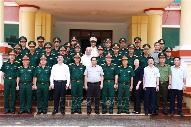 Thủ tướng Phạm Minh Chính với cán bộ, chiến sĩ Bộ Chỉ huy Quân sự tỉnh Đắk Lắk. Ảnh: Dương Giang/TTXVN
