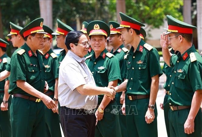 Thủ tướng Phạm Minh Chính đến thăm cán bộ, chiến sĩ Bộ Chỉ huy Quân sự tỉnh Đắk Lắk. Ảnh: Dương Giang/TTXVN