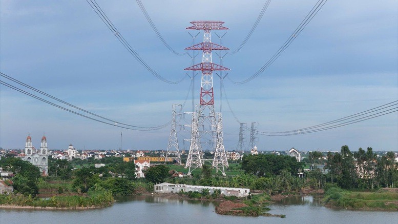 Chỉ gần 2 tháng các địa phương đã hoàn thành bàn giao toàn bộ 1.177 vị trí móng cột với tổng diện tích đất thu hồi khoảng 1,83 triệu m2 trên địa bàn 9 tỉnh; di dời, hỗ trợ, tái định cư, ổn định sản xuất cho 5.415 hộ gia đình; 96 tổ chức bị ảnh hưởng - Ảnh: VGP/Nhật Bắc