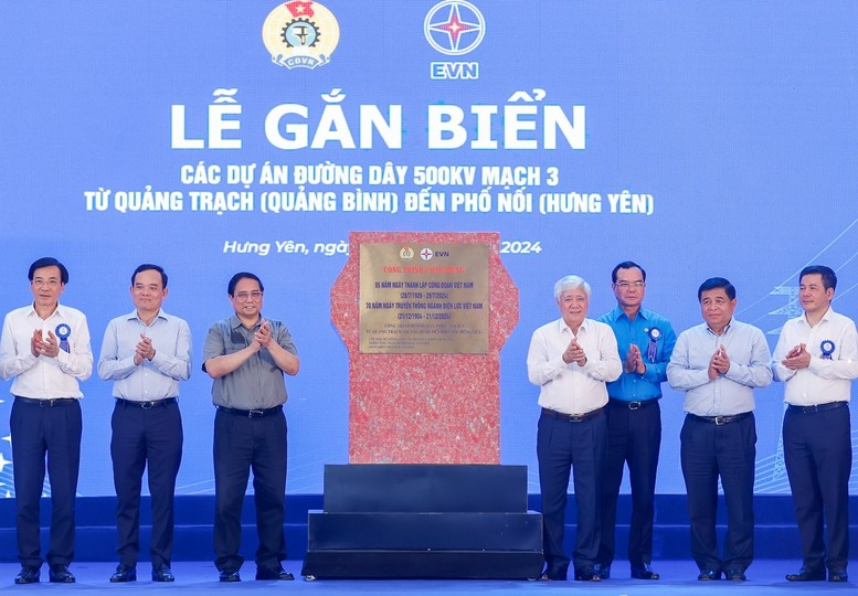 Lễ gắn biển công trình nhân kỷ niệm 95 năm thành lập Công đoàn Việt Nam và 70 năm truyền thống ngành điện lực - Ảnh: VGP/Nhật Bắc