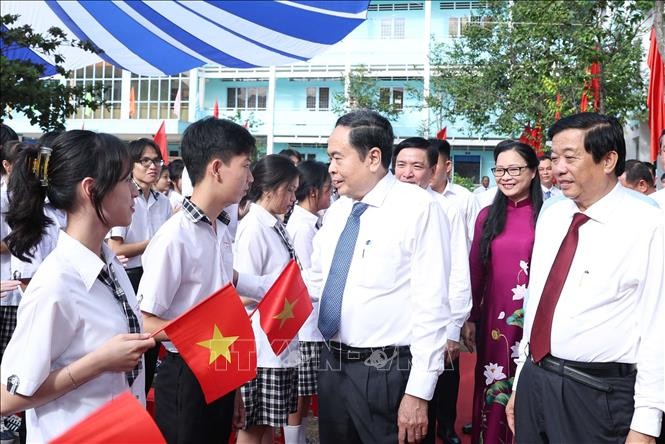 Chủ tịch Quốc hội Trần Thanh Mẫn nói chuyện thân mật với học sinh Trường THPT Phạm Hùng. Ảnh: Thống Nhất/TTXVN