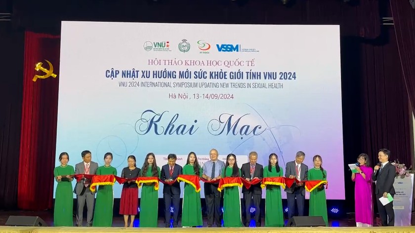 Các đại biểu cắt băng khai mạc Hội thảo 