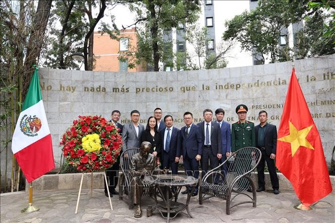 Đoàn công tác đến dâng hoa tại khuôn viên Tượng đài Chủ tịch Hồ Chí Minh trong Công viên Tự do các dân tộc tại trung tâm thủ đô Mexico City. Ảnh: Phi Hùng/Pv TTXVN tại Mexico