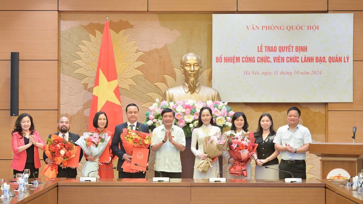 Tổng Thư ký Quốc hội, Chủ nhiệm Văn phòng Quốc hội Bùi Văn Cường trao Quyết định cho các cán bộ được bổ nhiệm. Ảnh: Hồ Long