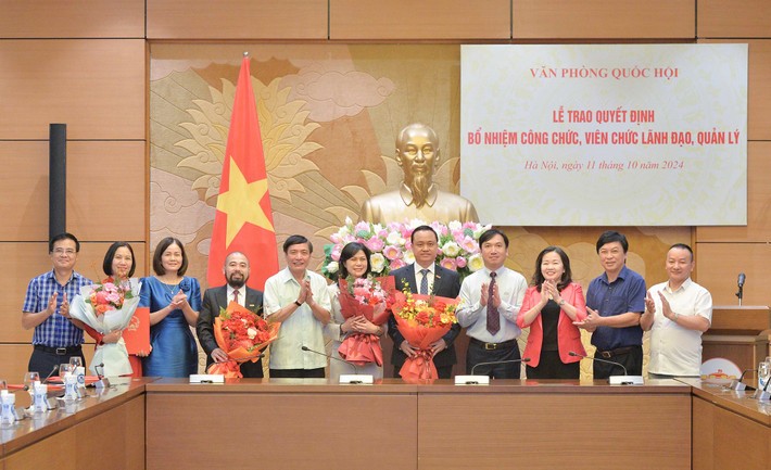 Tổng Thư ký Quốc hội, Chủ nhiệm Văn phòng Quốc hội Bùi Văn Cường và các đại biểu, các cán bộ được bổ nhiệm. Ảnh: Hồ Long
