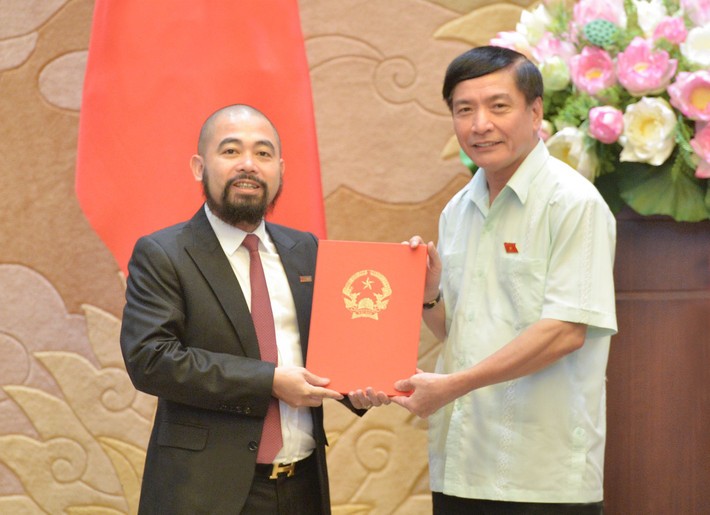 Tổng Thư ký Quốc hội, Chủ nhiệm Văn phòng Quốc hội Bùi Văn Cường trao quyết định tiếp nhận vào viên chức và bổ nhiệm lao động hợp đồng Nguyễn Anh Thế - hưởng lương Biên tập viên hạng III, Ban Thời sự - Chính trị, Báo Đại biểu Nhân dân giữ chức vụ Phó Trưởng Ban Thời sự - Chính trị, Báo Đại biểu Nhân dân. Ảnh: Hồ Long