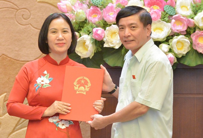 Tổng Thư ký Quốc hội, Chủ nhiệm Văn phòng Quốc hội Bùi Văn Cường trao quyết định bổ nhiệm Phóng viên hạng II, Ban Chuyên đề, Báo Đại biểu Nhân dân Đặng Thái Yến giữ chức vụ Phó Trưởng Ban Chuyên đề, Báo Đại biểu Nhân dân. Ảnh: Hồ Long