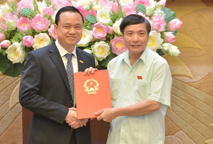 Tổng Thư ký Quốc hội, Chủ nhiệm Văn phòng Quốc hội Bùi Văn Cường trao quyết định bổ nhiệm Biên tập viên hạng III, Ban Thư ký Tòa soạn, Báo Đại biểu Nhân dân Dương Anh Hiến giữ chức vụ Phó Trưởng Ban Thư ký Tòa soạn Báo Đại biểu Nhân dân. Ảnh: Hồ Long
