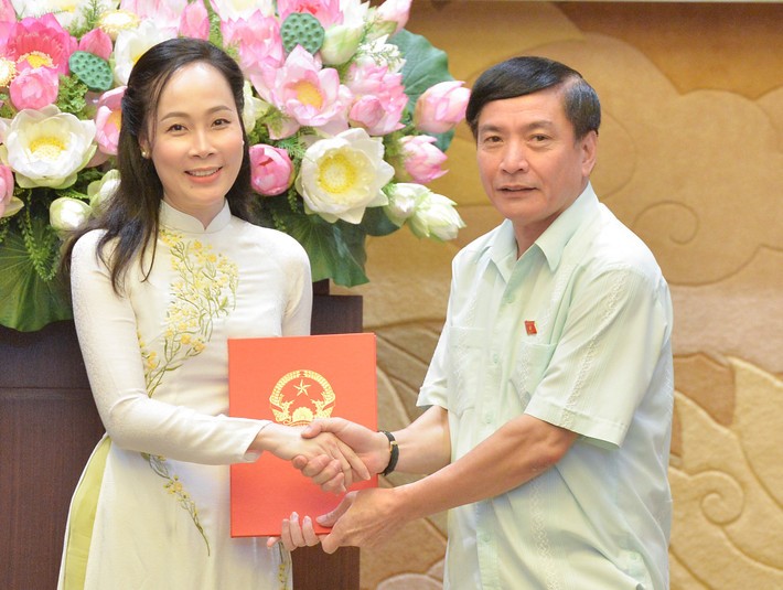 Tổng Thư ký Quốc hội, Chủ nhiệm Văn phòng Quốc hội Bùi Văn Cường trao quyết định tiếp nhận, bổ nhiệm Trưởng phòng Truyền thông, Văn phòng Bộ Tư pháp Phạm Thị Thanh Nga giữ chức vụ Phó Vụ trưởng Vụ Thông tin, Văn phòng Quốc hội. Ảnh: Hồ Long