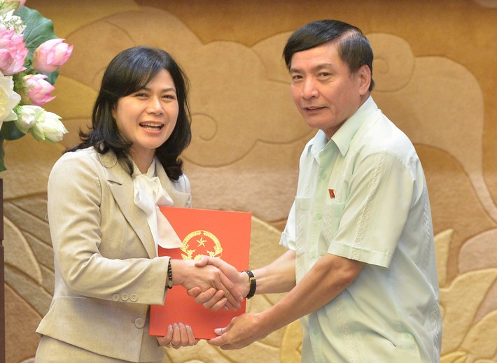 Tổng Thư ký Quốc hội, Chủ nhiệm Văn phòng Quốc hội Bùi Văn Cường trao quyết định bổ nhiệm Phó Vụ trưởng Văn phòng Đảng Đoàn Quốc hội Vũ Thị Lan Anh giữ chức Vụ trưởng Văn phòng Đảng Đoàn Quốc hội. Ảnh: Hồ Long