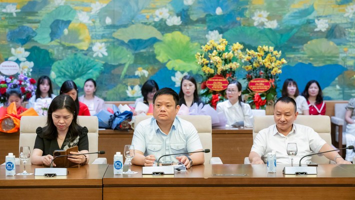 Các đại biểu tại buổi lễ. Ảnh: Hồ Long
