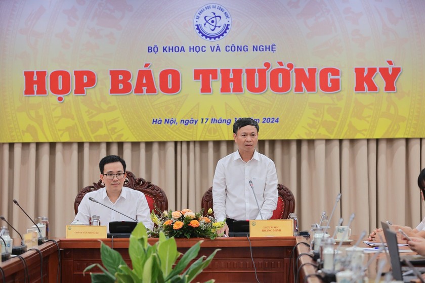 Thứ trưởng Bộ Khoa học và Công nghệ (KH&amp;CN) Hoàng Minh thông tin tại buổi họp báo