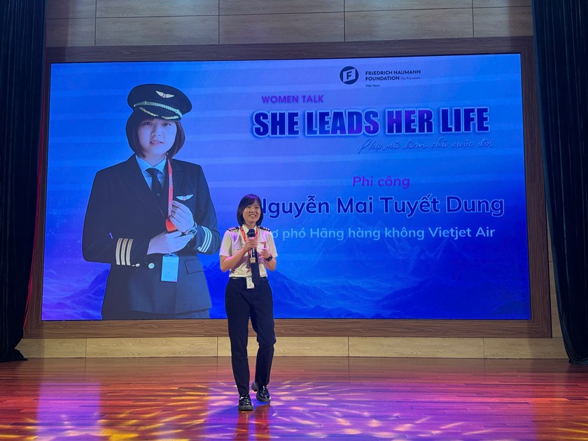 Phi công Nguyễn Mai Tuyết Dung chia sẻ tại chương trình “Phụ nữ làm chủ cuộc đời – She Leads Her Life”