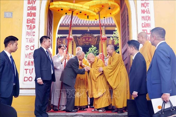 Quốc vương Campuchia Preah Bat Samdech Preah Boromneat Norodom Sihamoni với các chức sắc, tăng ni Phật tử tại chùa Quán Sứ, Hà Nội. Ảnh: Phạm Kiên/TTXVN 