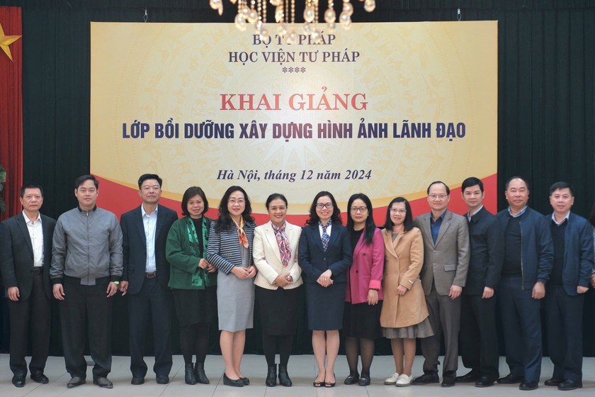 Lớp học chụp ảnh lưu niệm tại lễ khai giảng