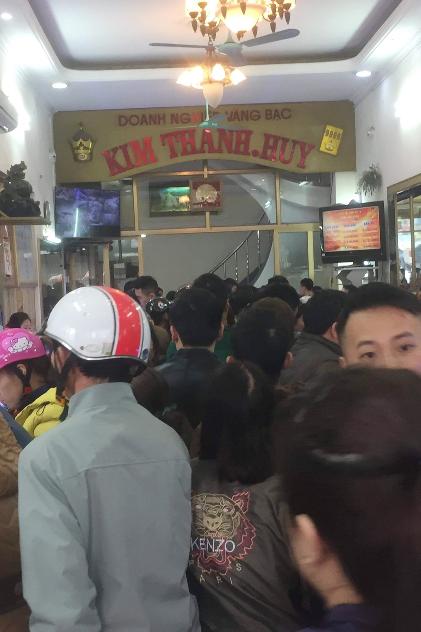 Người dân chen lấn mua vàng tại Cửa hàng vàng Kim Thành Huy