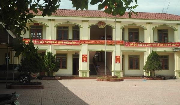 Trụ sở UBND xã Hạnh Lâm sáng 8/6 nhiều phòng ban khoá trái cửa.