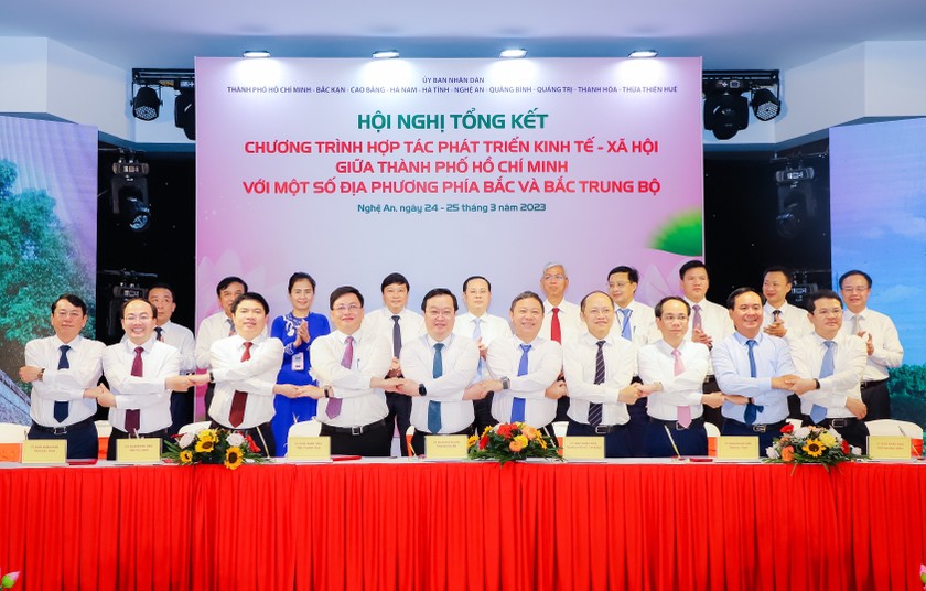 Lãnh đạo TPHCM và đại diện 9 tỉnh thể hiện tinh thần đoàn kết hợp tác cùng nhau phát triển.