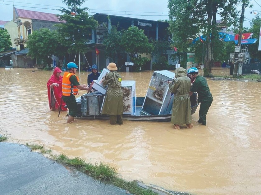 Người dân và chính quyền huyện Quỳ Châu thức trắng đêm di dời đồ đạc