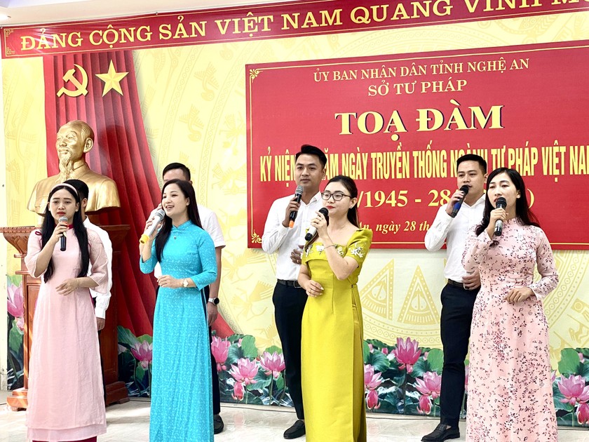 Trước buổi toạ đàm, Đoàn thanh niên Sở tư pháp tỉnh Nghệ An trình bày một số tiết mục văn nghệ