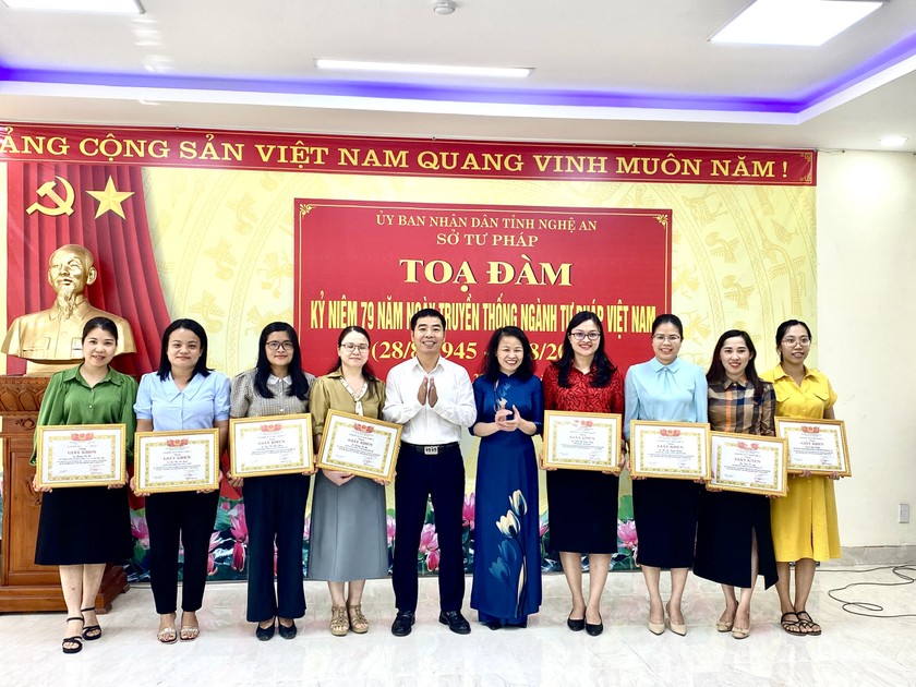 Ông Nguyễn Công Hoan và bà Nguyễn Thị Lan – Phó Giám đốc Sở Tư pháp Nghệ An, trao tặng giấy khen cho một số cá nhân, có thành tích trong thực hiện phong trào thi đua đẩy mạnh cải cách hành chính