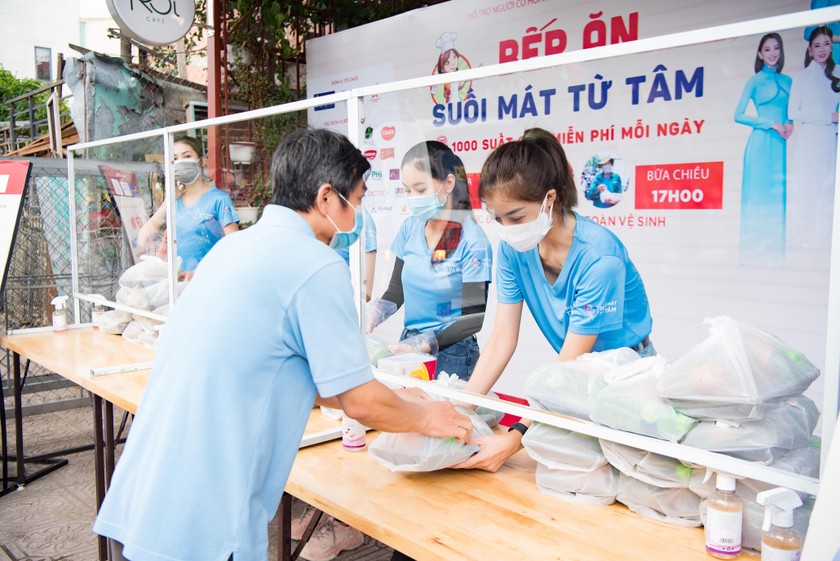 Hoa hậu Tiểu Vy và dàn Á hậu nấu 15.000 suất ăn hỗ trợ bà con nghèo chống dịch