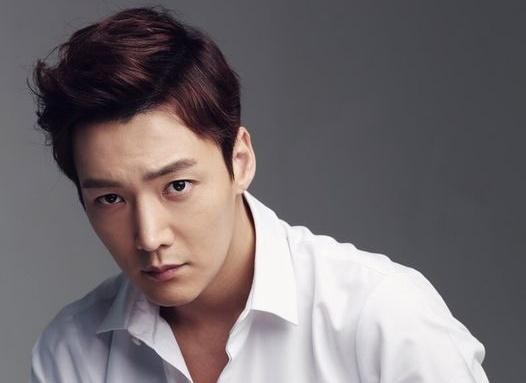 Choi Jin Hyuk dừng hoạt động sau khi vi hạm quy định giãn cách.