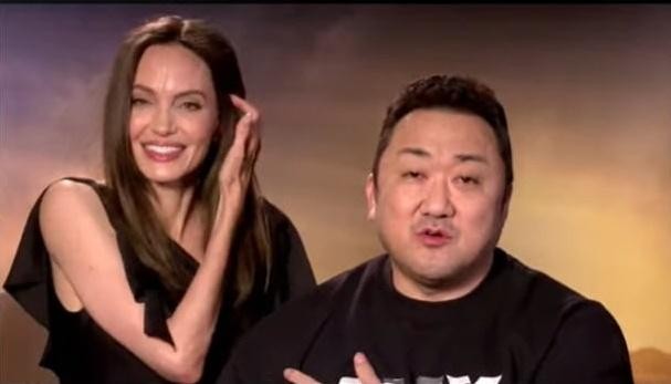 Angelina Jolie và Ma Dong Seok thân thiết sau khi đóng chung “Eternals”.