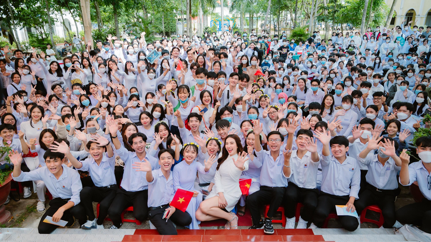 Thùy Tiên trong buổi workshop với các học sinh, sinh viên. Ảnh: NVCC.